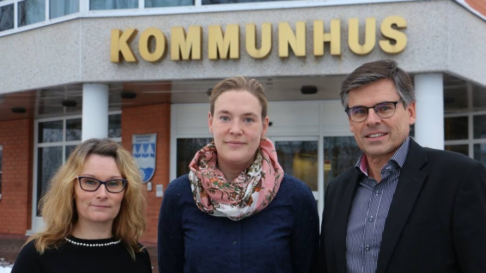 Martina Johansson och Anna Österberg välkomnas till kommunpolitiken av Lars Rosander.