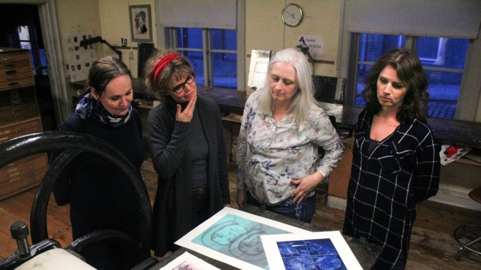 Tina Lindgren, Åsa Kvissberg, Marina Holmberg och Cecilia Uhlin reser till San Diego för att ställa Krogen Amerikas grafik.