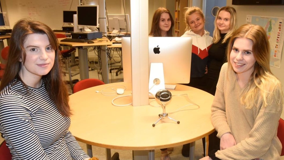 Elin Linder och Elsa Svensson i förgrunden och Emma Pettersson, Ebba Lilja och Moa Karlsson i bakgrunden är några av eleverna på Vimmerby Gymnasium som har jobbat med att göra podcasts.