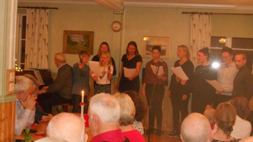 En tidigare barnkör i Kråkshult med i dag lite äldre medlemmar och deras barn sjöng.