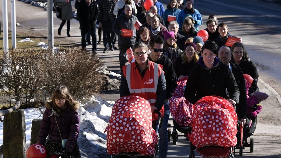 Malin Pettersson och  Johanna Cederstrand i täten under Barnvagnsmarchen i Vimmerby.