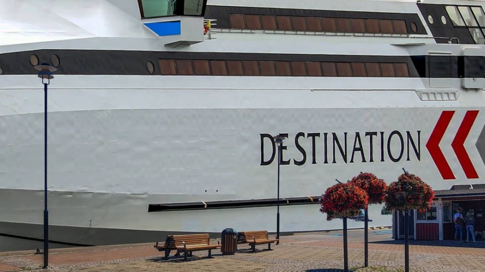 Långtidsparkeringen av Gotlandsfärjan vid Skeppsbrokajen riskerar att bli en ny kvarnsten kring kommunens hals, tror skribenten. Bilden är från 2019, när Gotlandsfärjan la till i inre hamnen.