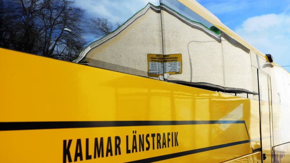 Bussen körde för KLT och var på väg mot Västervik. Olyckan inträffade vid Långsjöns camping.