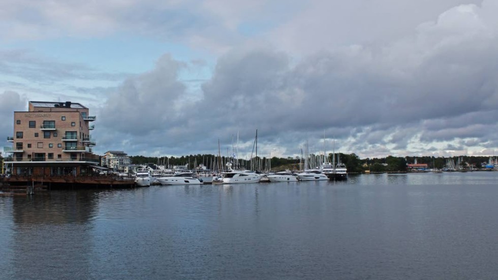 Sedan Slottsholmen byggde till sin brygga så kan större båtar ligga över natten i gästhamnen.