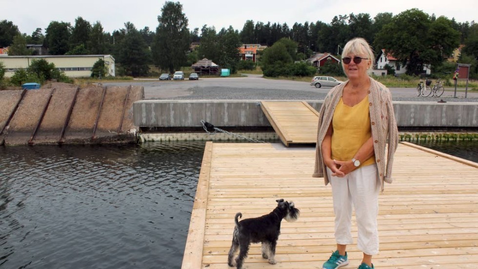 Monika Hellman, Helgenäs, har synpunkter på den nya bryggan. Med på bilden är även hunden Frans.