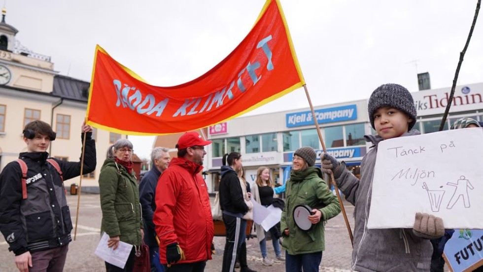 Unga och gamla samlades på Stora Torget för att demonstrera för klimatet.