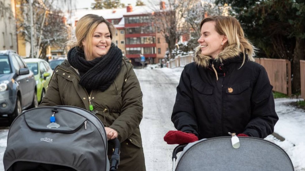 Vännerna Zara Genberg och Frida Trönnberg har hållit ihop länge, och fortsätter nu under mammaledigheten.