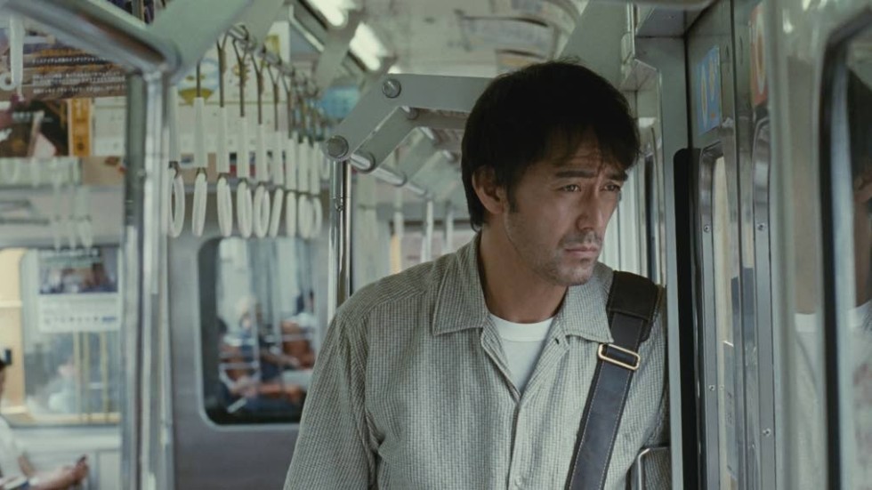 Hiroshi Abe spelar författaren Ryota i "Efter stormen". En gång hyllades Ryota för sin debutroman, men sedan dess har han misslyckats med att leva upp till allas förväntningar.