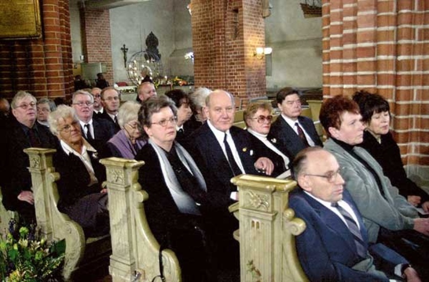 Till begravningen i Stockholm åkte en busslast Vimmerbybor, här syns bland andra Astrid och Bengt Johansson tillsammans med förre Sovjetambassadören i Sverige Boris Pankin, Inge Schultz och Solveig Eriksson.