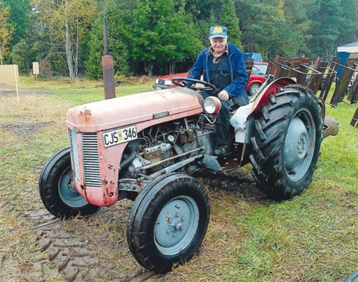 Egon Esping, traktorentusiast som gärna har husvagnen på släp.