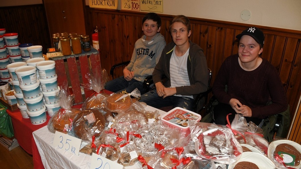 Frej Lasen, Christian Tälth och Kajsa Blomander från klass 9A på Furulundsskolan i Mariannelund var på plats och sålde hembakat bröd sant sylt för att få in pengar till en klassresa. Foto: Magnus Strömsten