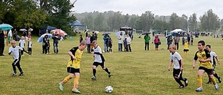 Fotboll och loppis i regn