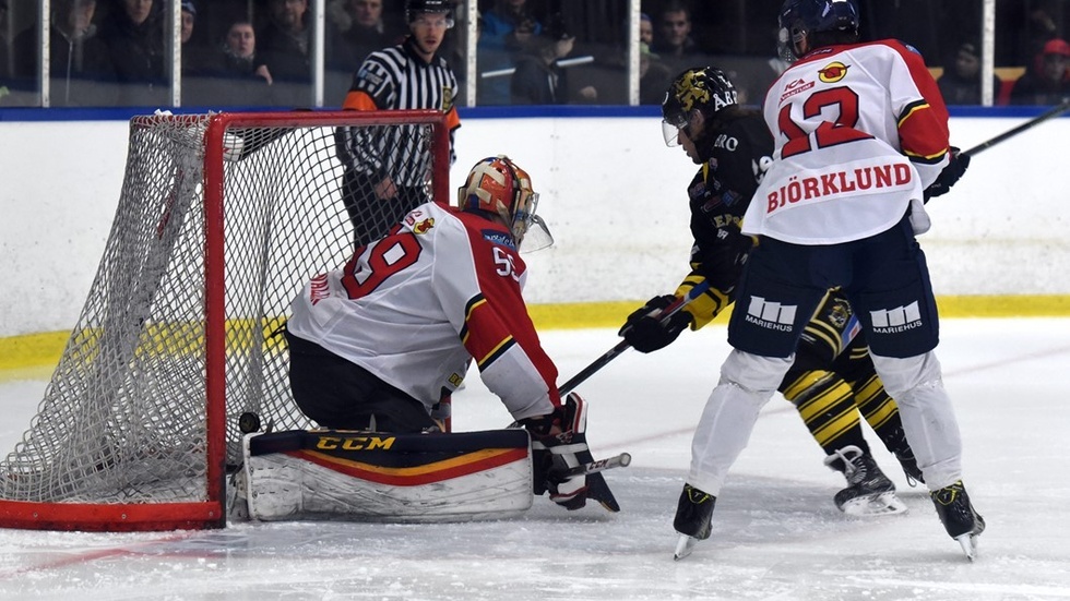 Dennis Fröland gav VH-ledningen med 1-0 på ett fräckt vis.