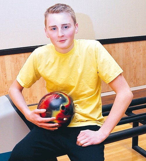 Jesper Svensson är uttagen i landslaget som spelar Junior-EM i bowling i april.
