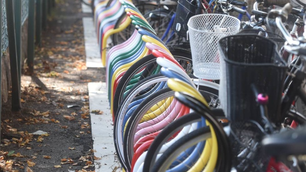 Nya färgstarka cykelställ har monterats vid AL-skolan i Vimmerby.