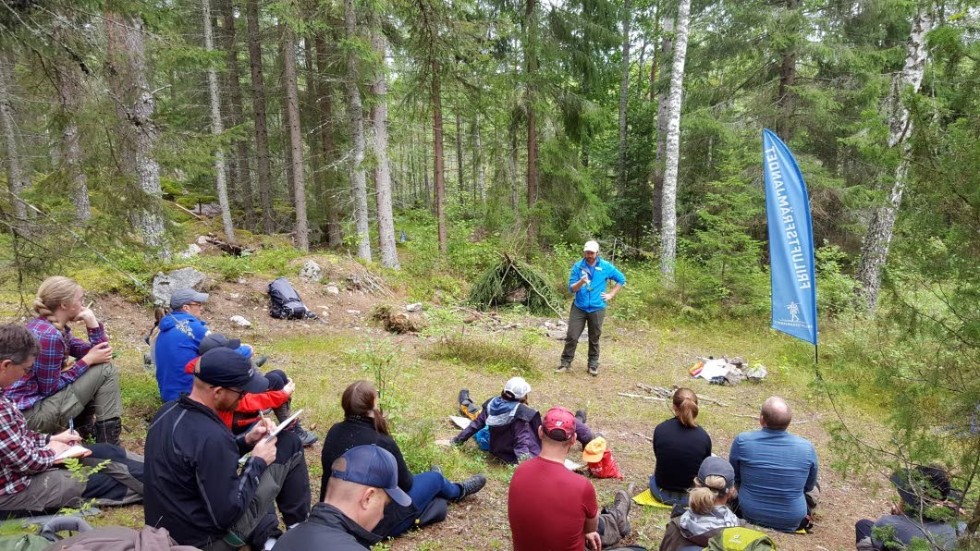 Kursledaren Alexander Stiller undervisade, tillsammans med kollegan Tommy Gustafsson, ett 20-tal personer i hur man överlever i skogen.