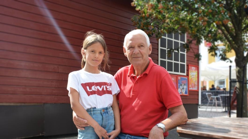 Bosse Olsson och hans barnbarn Sonja Dahlqvist, försöker att alltid ta med tygpåsar när de handlar.