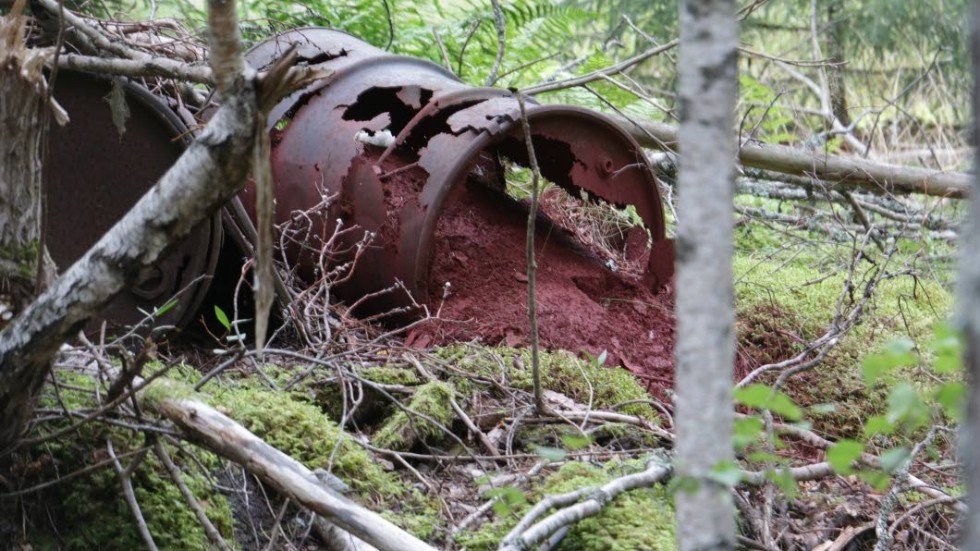 En provatperson slog larm om de fyra rostiga tunnorna som ligger i en skogsbacke strax utanför Lönneberga stationssamhälle.