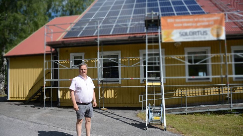 Curt Tyrberg är nöjd med den nya solcellsanläggningen på bygdegårdens tak.