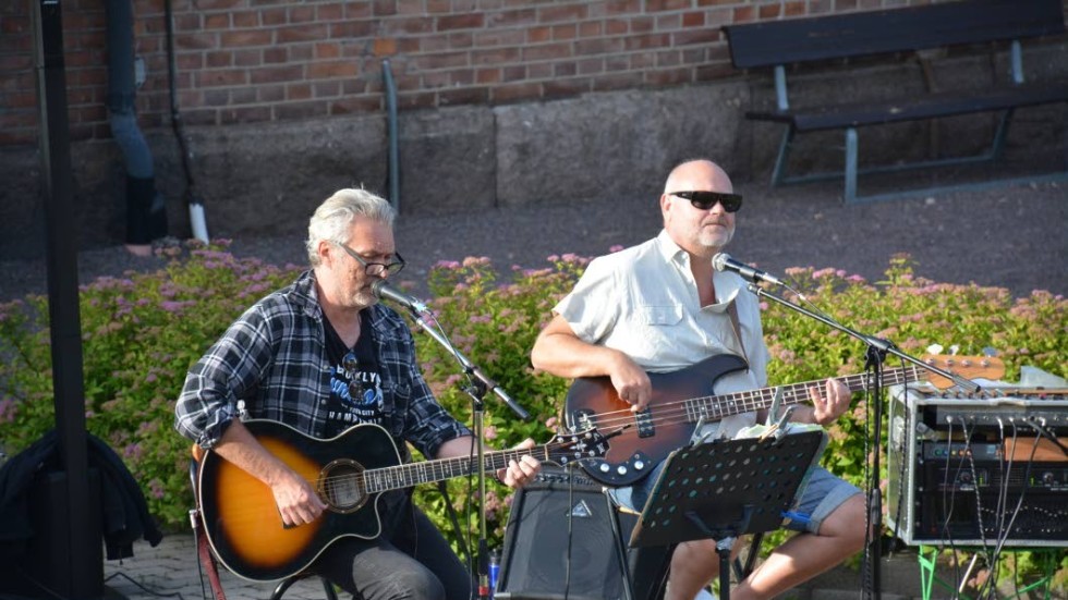 Duon Morska Män bjuder publiken på både allsång och skratt mellan låtarna.