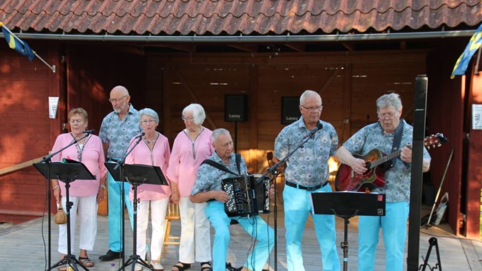 Musikfolket underhöll i samband med årets sista musikcafé på Blåbärskullen i Mörlunda.