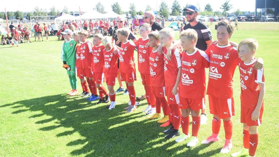 Färjestadens GoIF tackar för matchen mot Linköping Kenty. I bakgrunden ses en stor supporterskara med föräldrar som är med och stöttar laget under veckan.