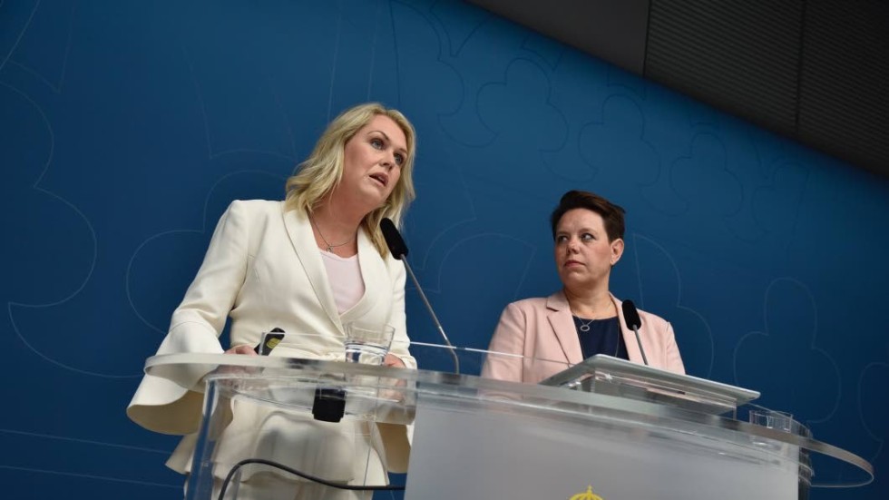 Socialminister Lena Hallengren (S) och Marie Morell, ordförande i sjukvårdsdelegationen på Sveriges Kommuner och Landsting (SKL).