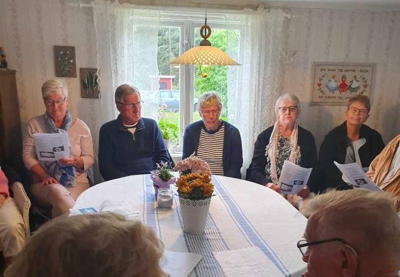 65 personer samlades i Gunnel och Pekka Laines sommarstuga i Nedre Boarp, Tidersrum.