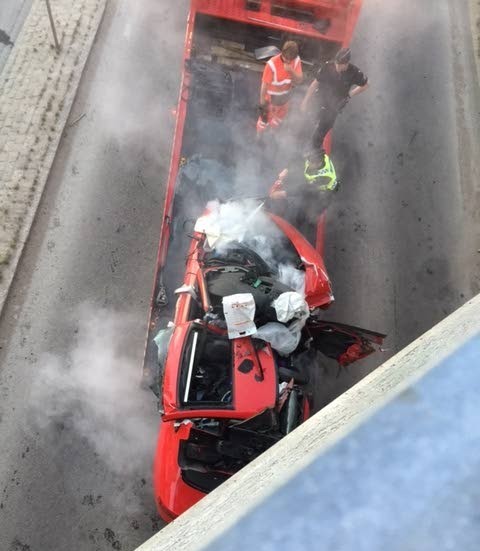 Bilen fick bärgas bort från olycksplatsen.