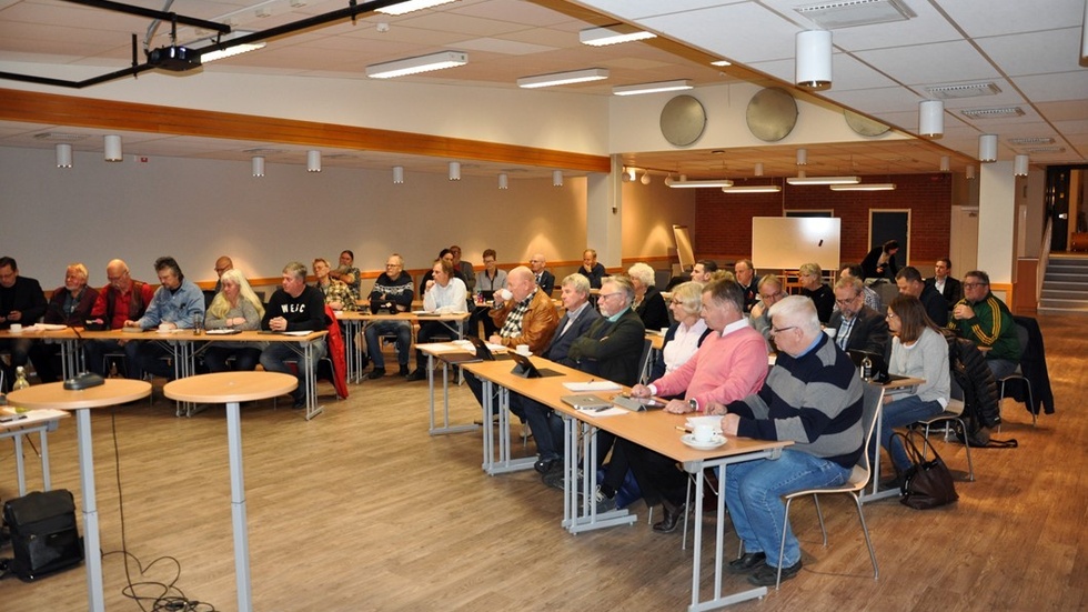 Tjänstemän och presidium, från vänster kommunchef Rosie-Marie Fors, 1:e vice ordf, och ordförande för kvällen, Ing-Britt Andersson (S), 2:e vice ordf Anders Ljung, (C) och Johan Sandell, kommunsekreterare. Ordinarie ordförande Lena Käcker Johansson (KD), var inte närvarande.