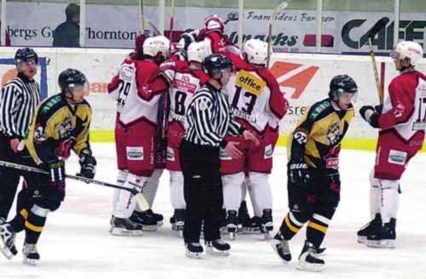 Mål igen. Vimmerby Hockeys spelare deppar sedan Norrköpingslaget Vita Hästen gjort ytterligare ett mål i kvalmatchen till division I.