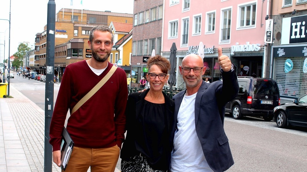 Thomas Bultey, Marianne Lindh och Francois-Xavier Mauraisin står på Storgatan. Snart kommer det vara fullt av mattält där i stället. Foto: Max Elofsson