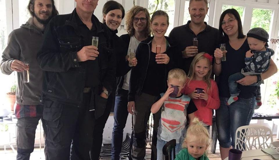 Med alkoholfria bubblor firar familjen livet den 3 september 2017, nio dagar efter det plötsliga hjärtstoppet. Foto: privat