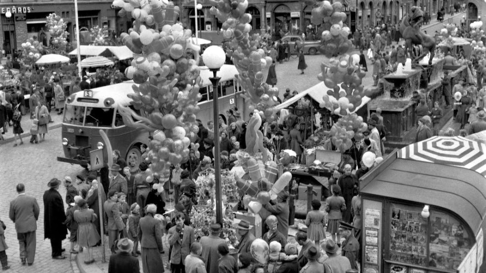 Under nästan hela 1900-talet fanns det butiker runt torget, och på onsdagar och lördagar var det torghandel, skriver en Linköpingsbo. Bilden är från majkarnevalen 1954 vid Stora torget.