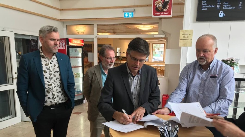 Lars Rosander och Per Kågefors skriver under samarbetsavtalet för Hultsfreds kommuns räkning. Det öppnar oanade möjligheter för framtiden.