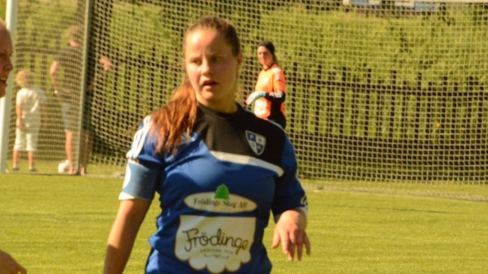 Segerskytt. Louise Andersson gjorde båda målen när Frödinge vann toppmötet mot Hultsjö.