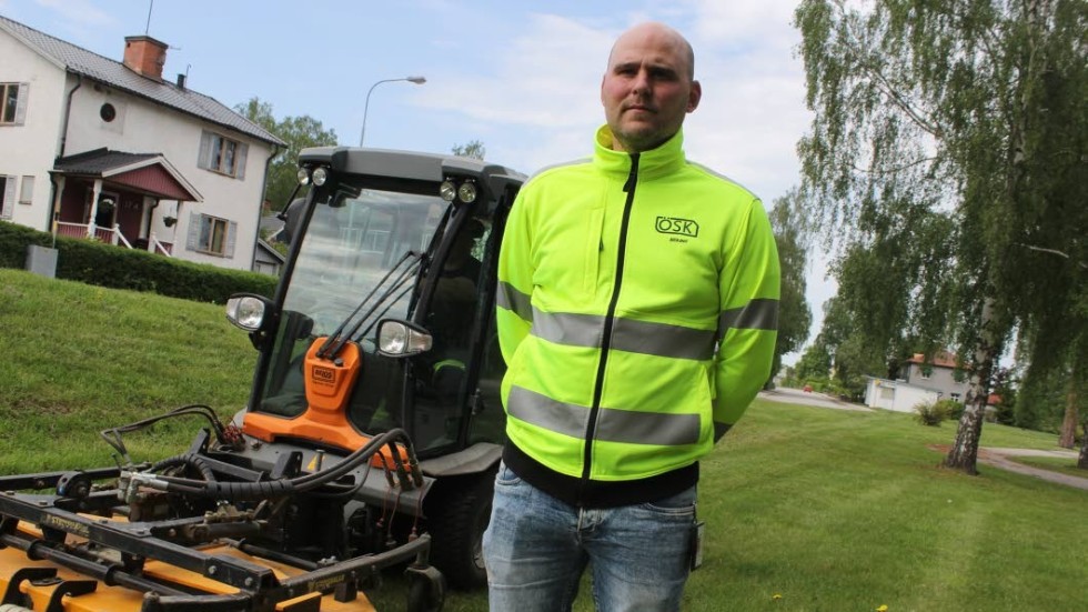 Behovet av att klippa det snabbväxande gräset tvingade Mikael Nilsson, arbetsledare gata-park, att pausa gatusopningen.