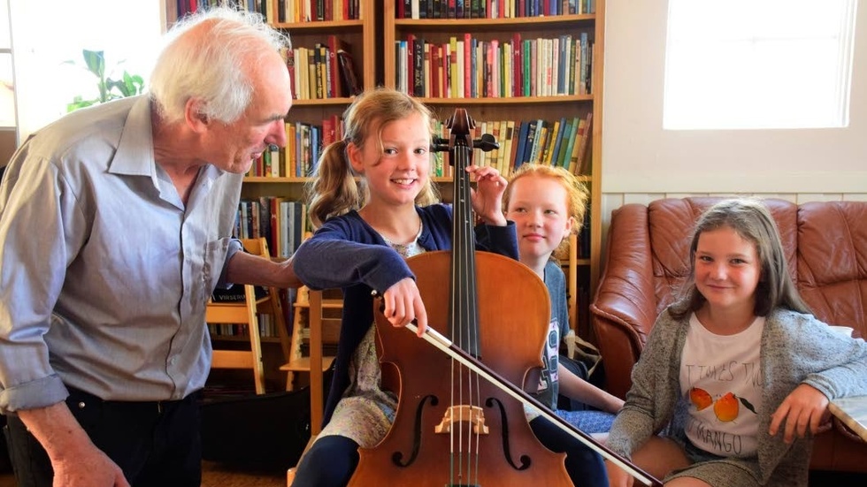 Julia, Maria och Maria instrueras av Tommy Svanström.