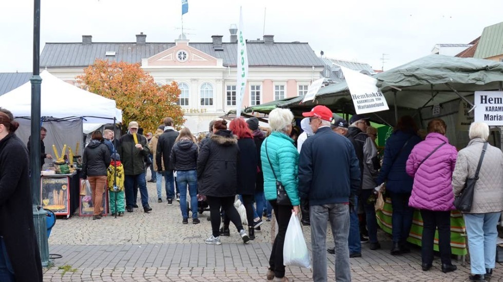 Så kan en vanlig marknad i Vimmerby se ut. Höstmarknaden 2022 blir mycket mindre och koncentreras till Rådhustorget.