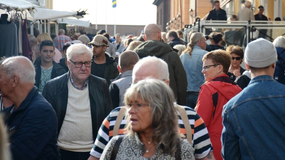 Folk trängdes i höstsolen mellan marknadsstånden på torget I Vimmerby.
