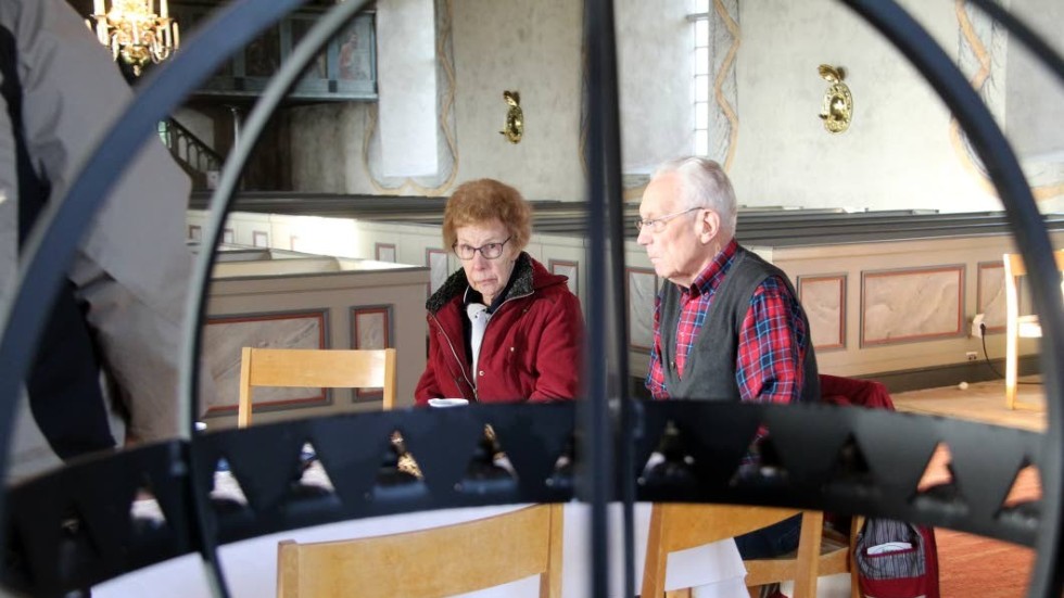 Syskonen Viviann Karlsson och Åke Karlsson besökte sin hembygds kyrka för att minnas.