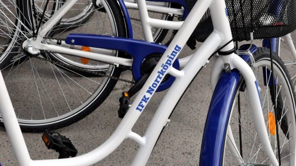 En cykel som stod parkerad på en garageuppfart stals i helgen i Storebro.