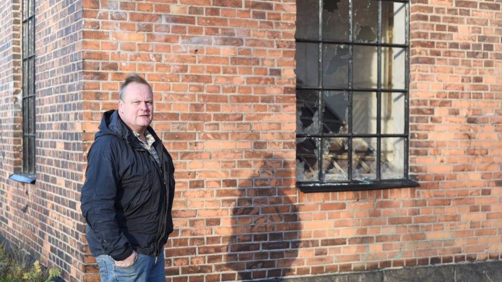 Johan Qvarnström har ledsnat på att lokstallet utsätts för skadegörelse i form av fönsterkrossning och klotter.