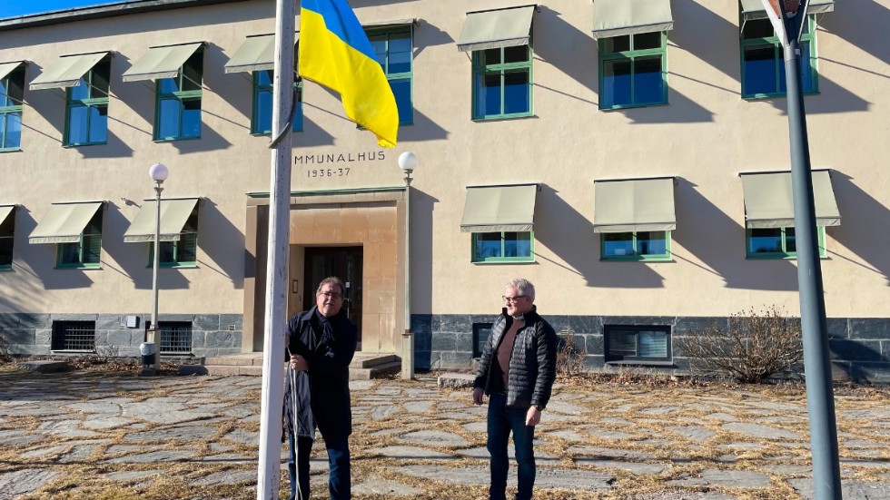 Åtvidaberg är den kommun i länet som, sett till sin befolkning, tagit emot flest ukrainska flyktingar. Fotot är från tidigare i år då den ukrainska flaggan hissades utanför kommunhuset.