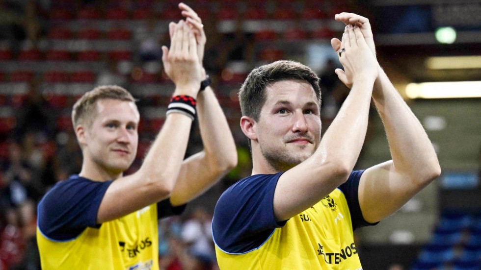 Mattias Falck och Kristian Karlsson firar sitt efterlängtade EM-guld.