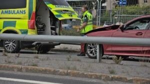 Personbil i olycka vid Bergnäsbron • Körde in i vägarbetsskydd