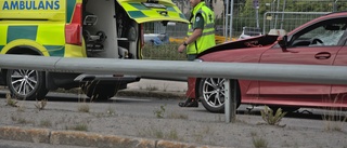 Personbil i olycka vid Bergnäsbron • Körde in i vägarbetsskydd