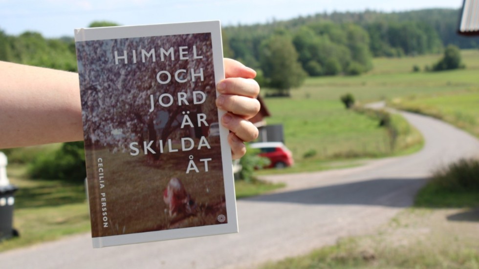 Himmel och jord är skilda åt är Cecilia Perssons debutroman. Omslaget består av en bild på henne själv som barn.