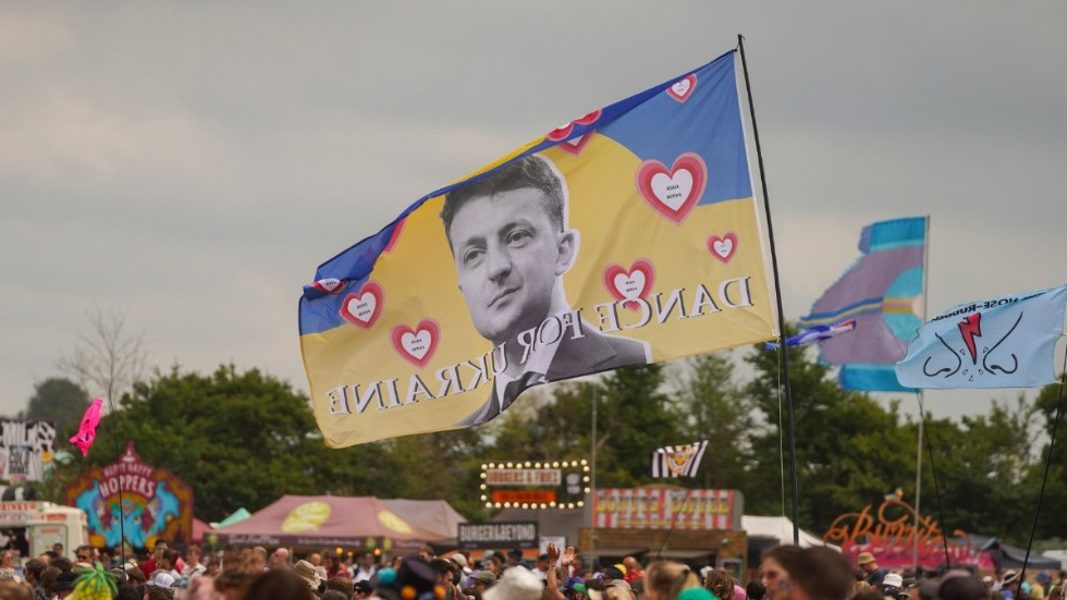 En flagga på Glastonbury med Ukrainas president Volodymyr Zelenskyj och orden "Dansa för Ukraina".