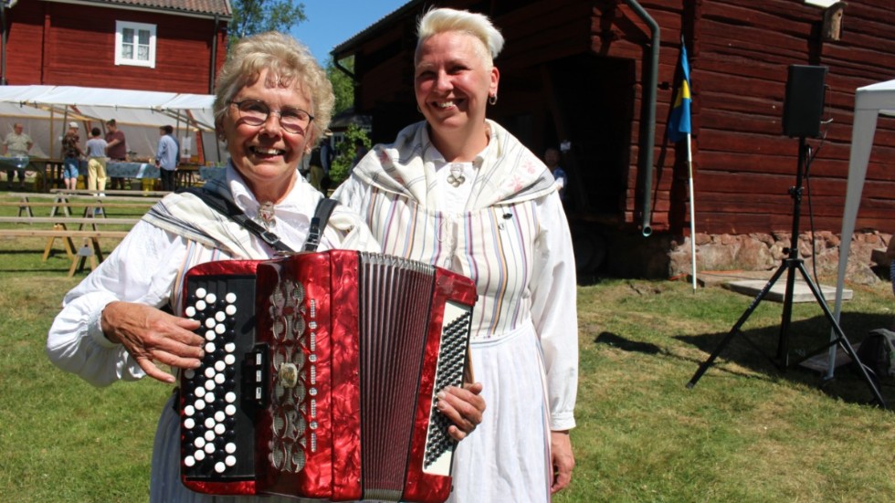 Mor och dotter, Ann-Britt Frost och Maria Jendestam medverkade vid midsommarfirandet i Vimmerby.